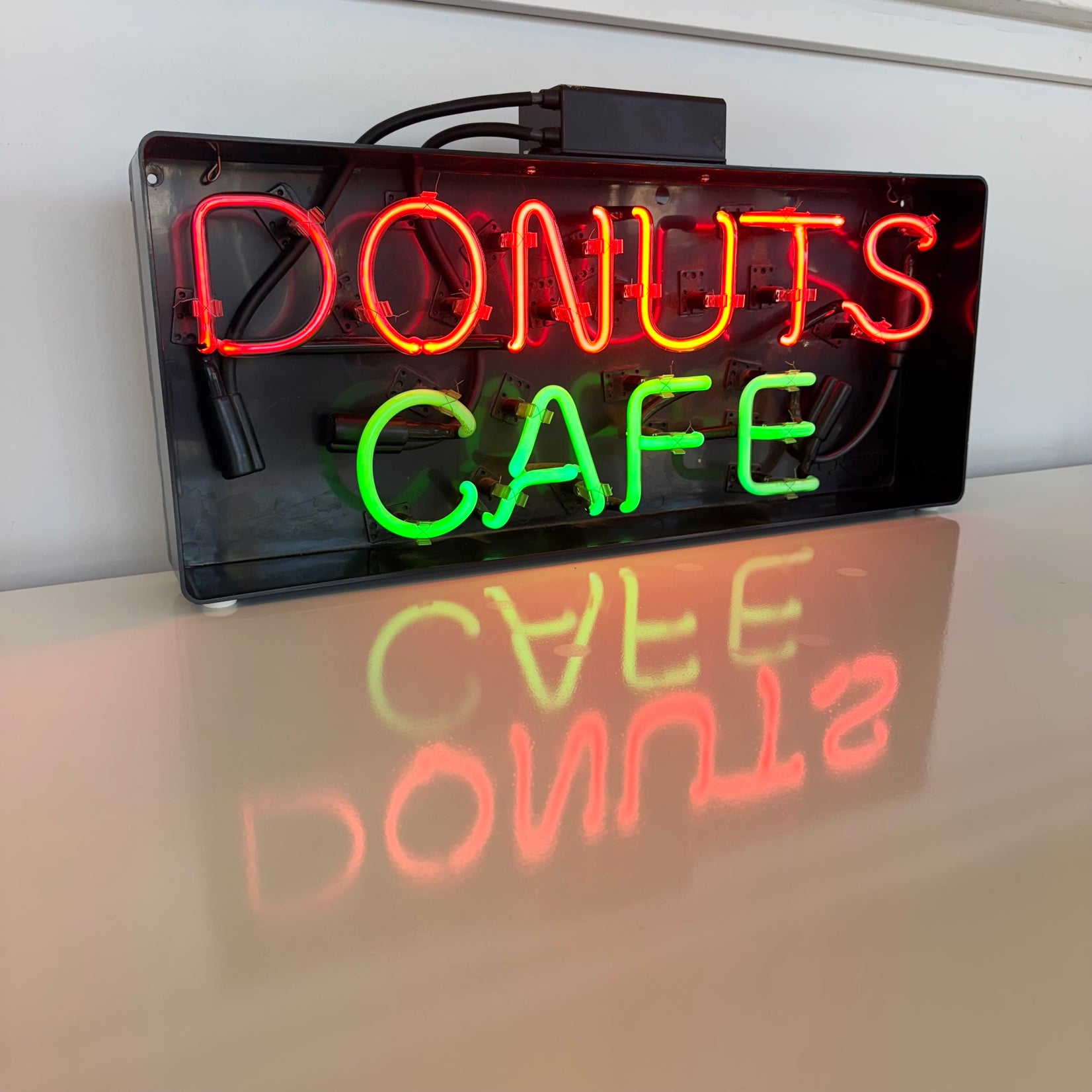 'Donuts Cafe' Neon Sign