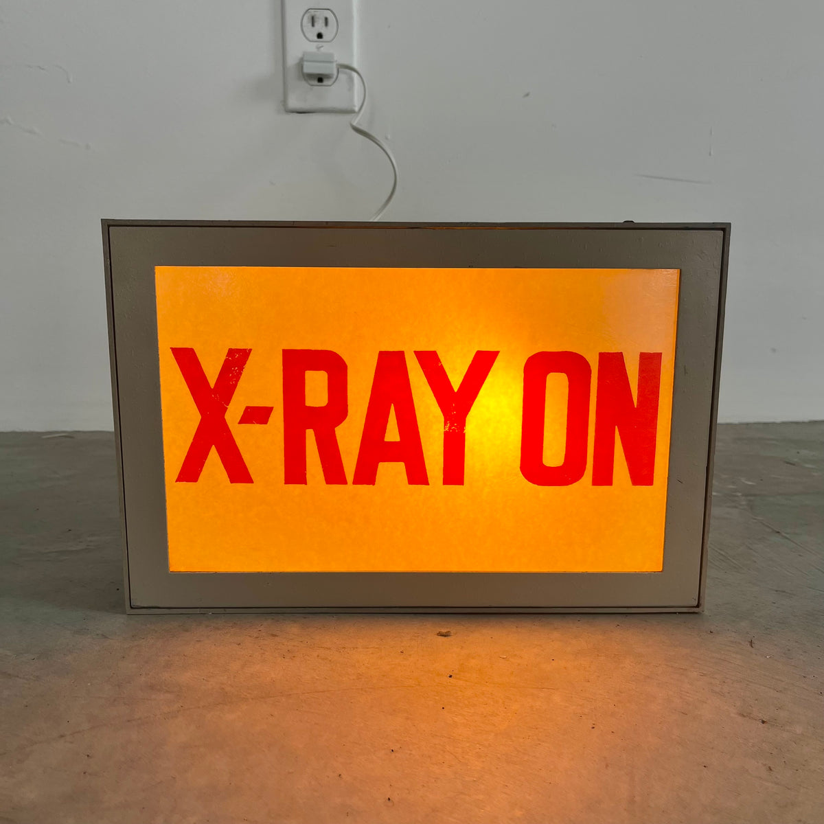Illuminated "X- RAY ON" Sign