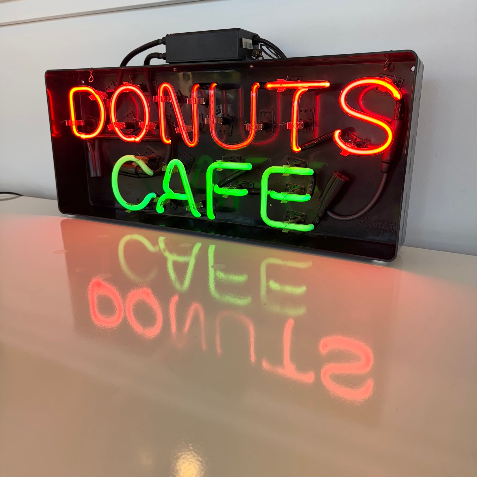 'Donuts Cafe' Neon Sign