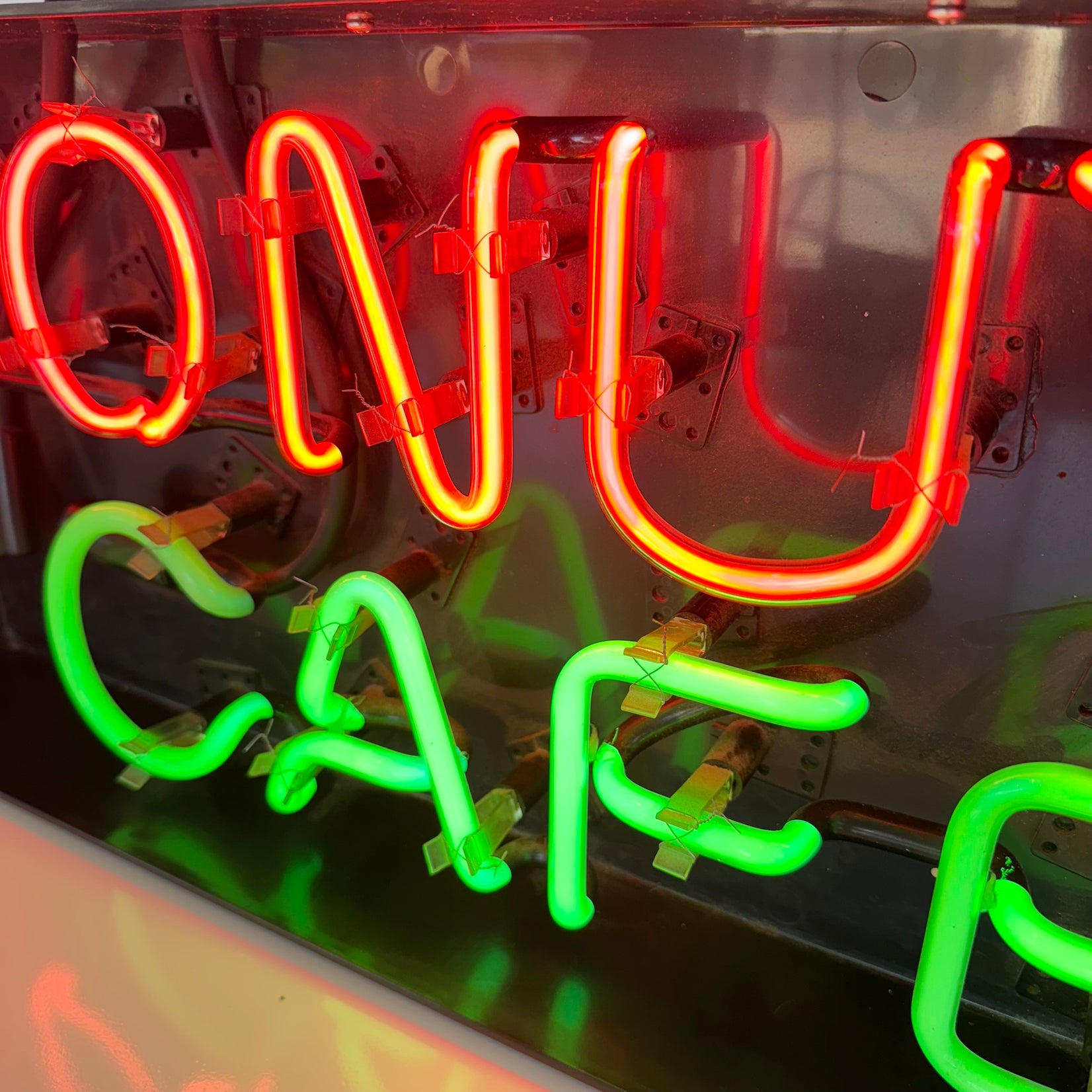 'Donuts Cafe' Neon Sign
