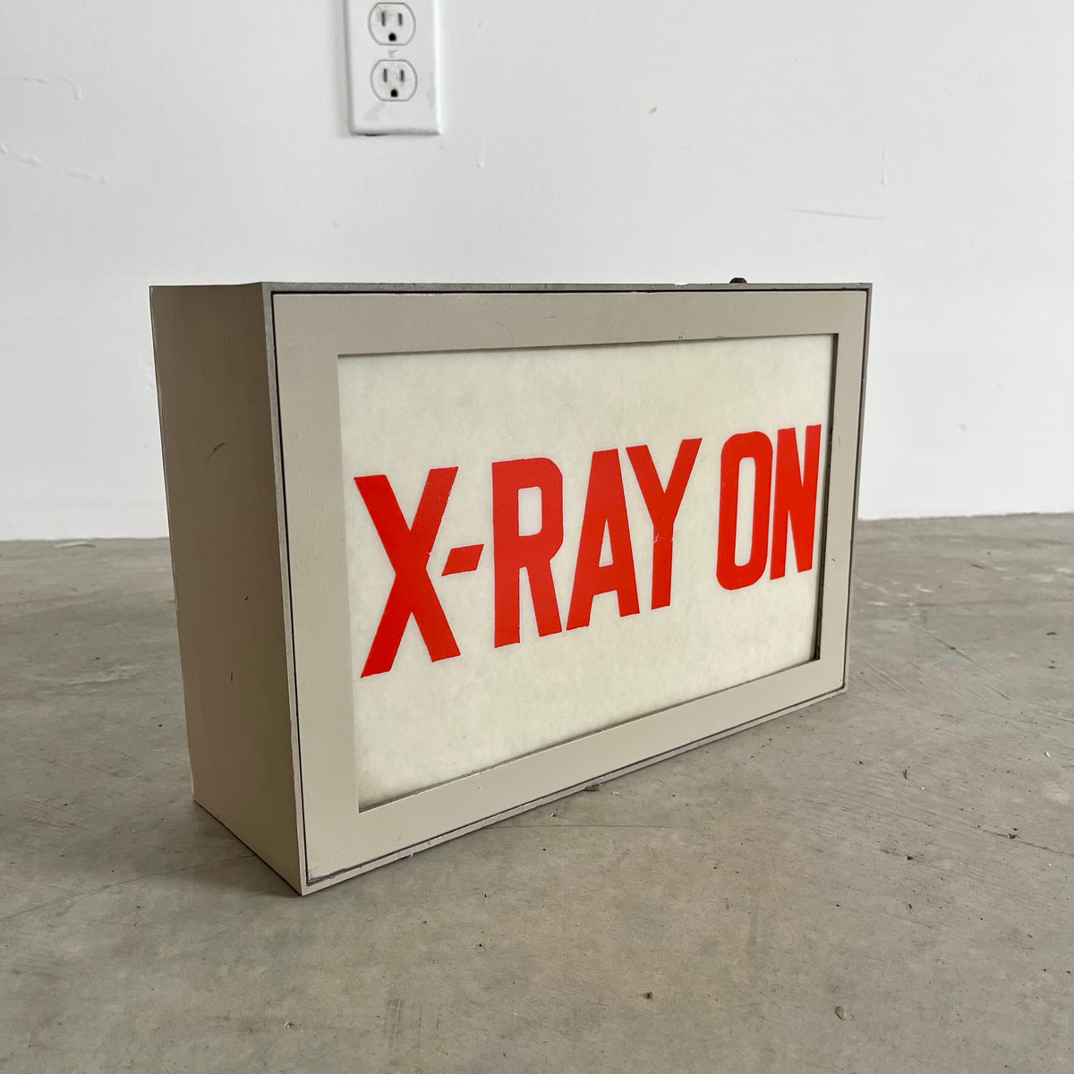 Illuminated "X- RAY ON" Sign