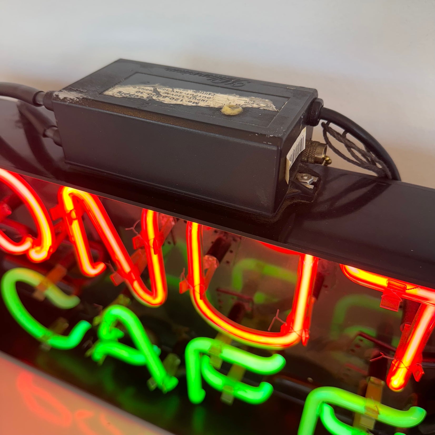 'Donuts Cafe' Neon Sign