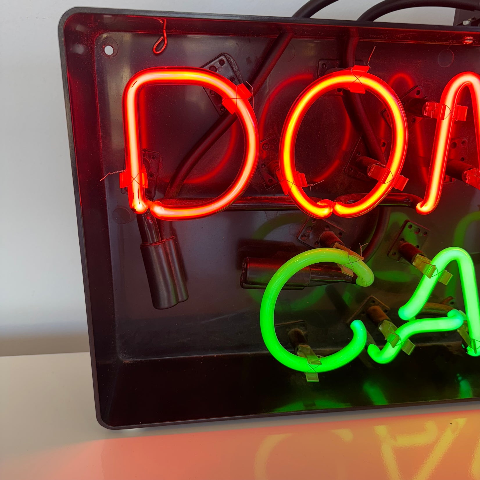 'Donuts Cafe' Neon Sign