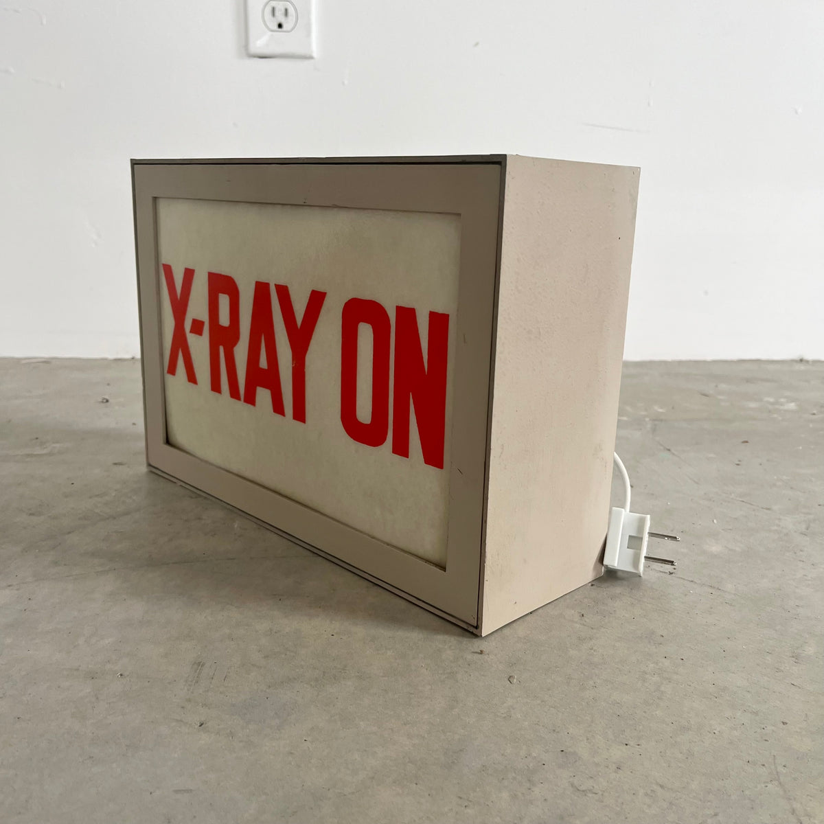 Illuminated "X- RAY ON" Sign