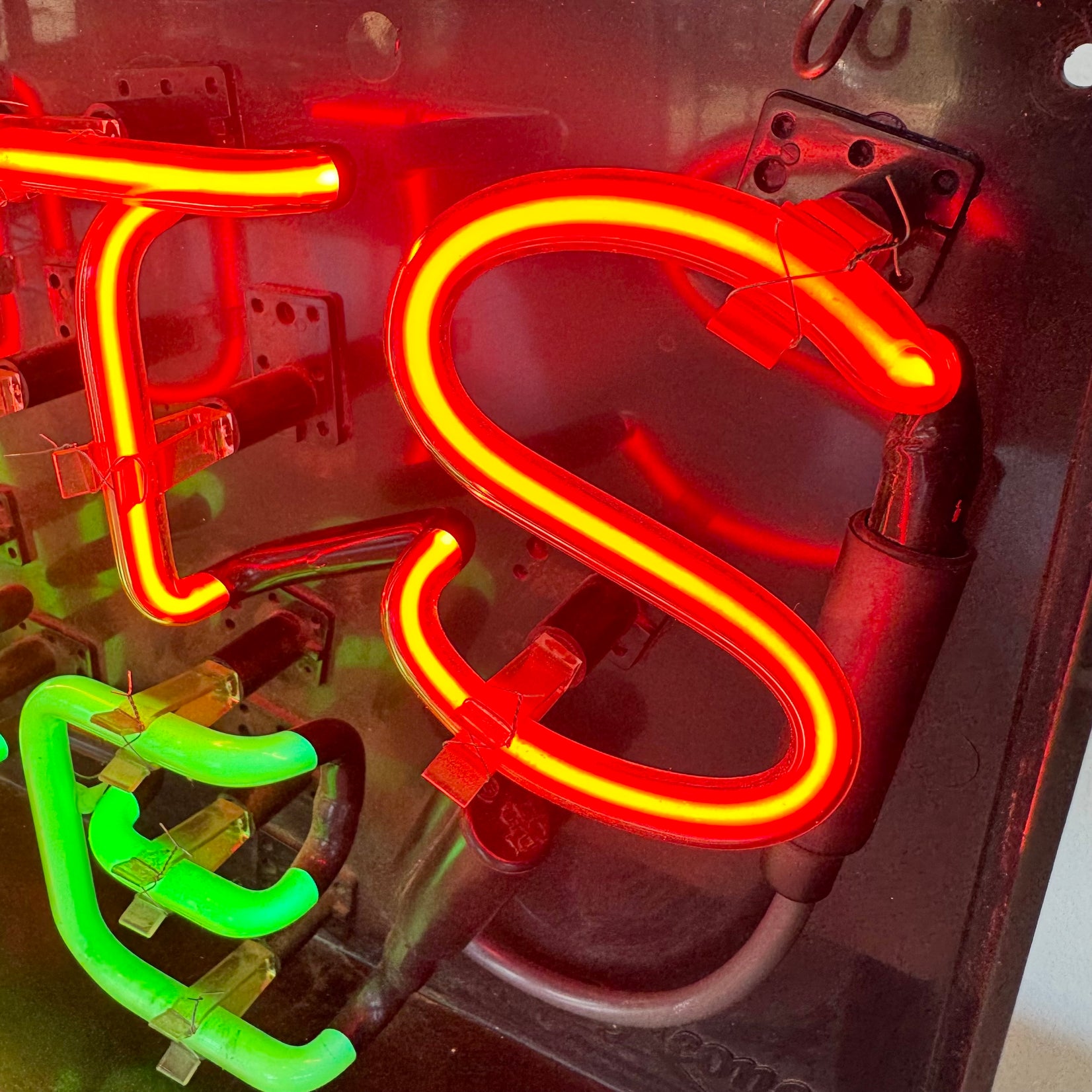 'Donuts Cafe' Neon Sign