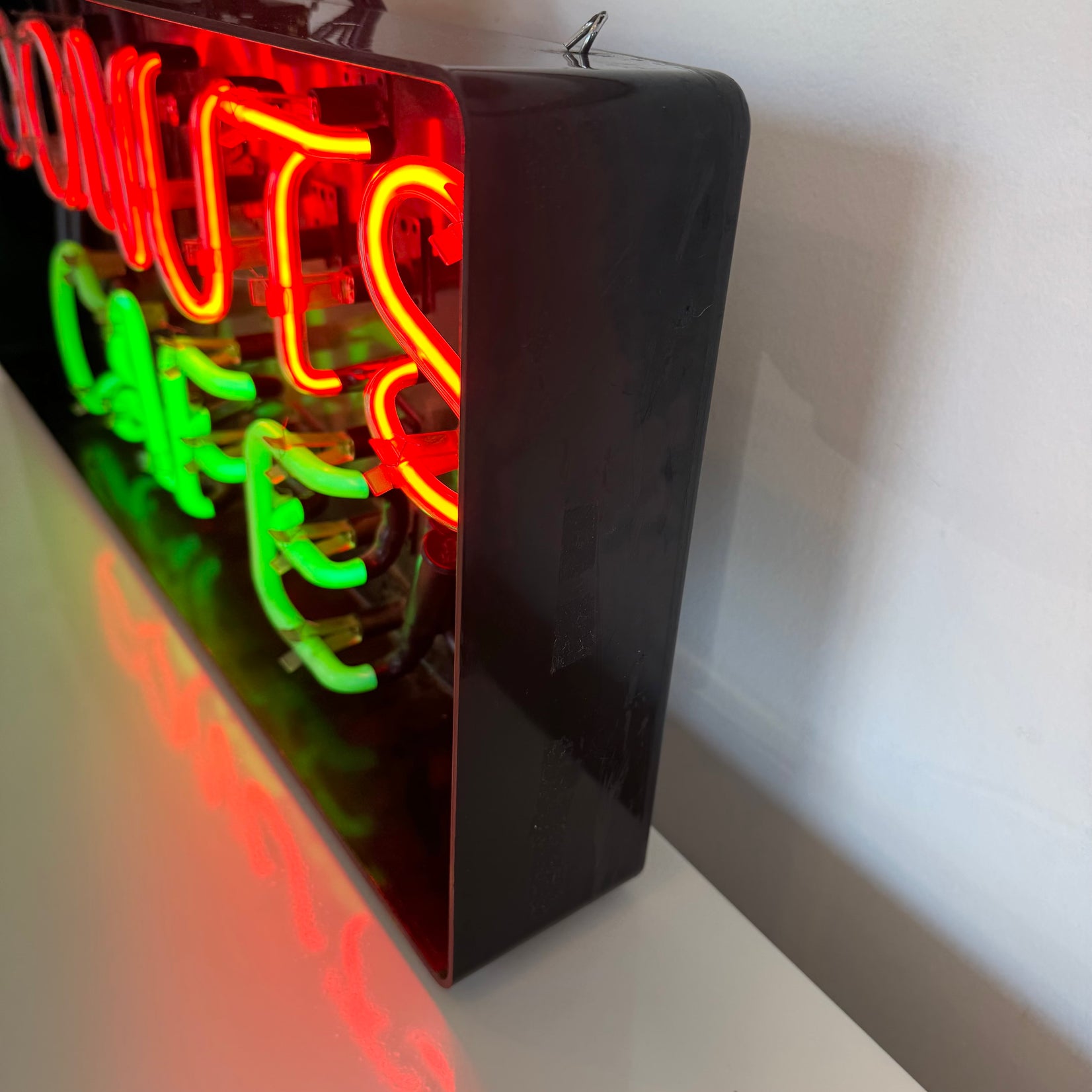 'Donuts Cafe' Neon Sign