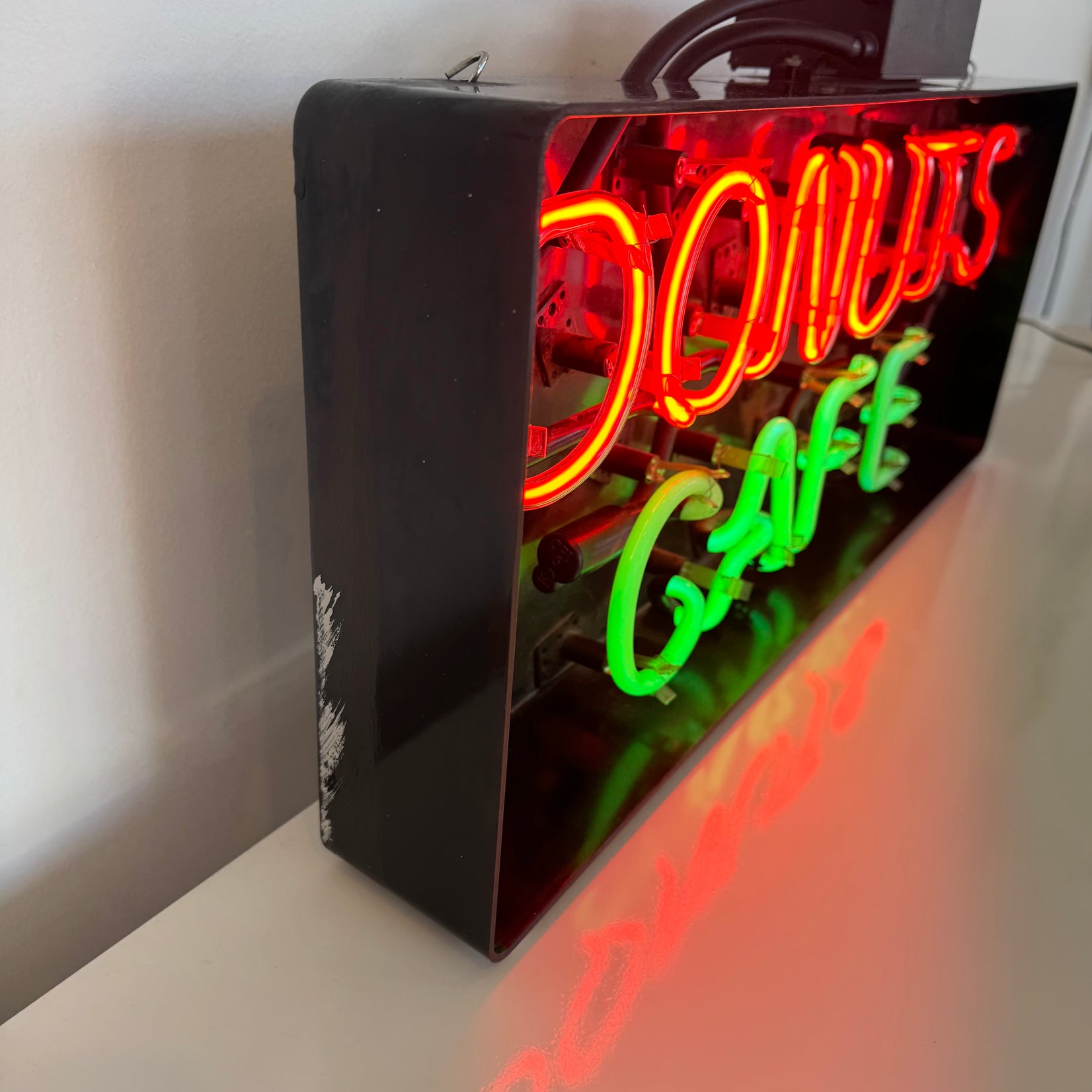 'Donuts Cafe' Neon Sign