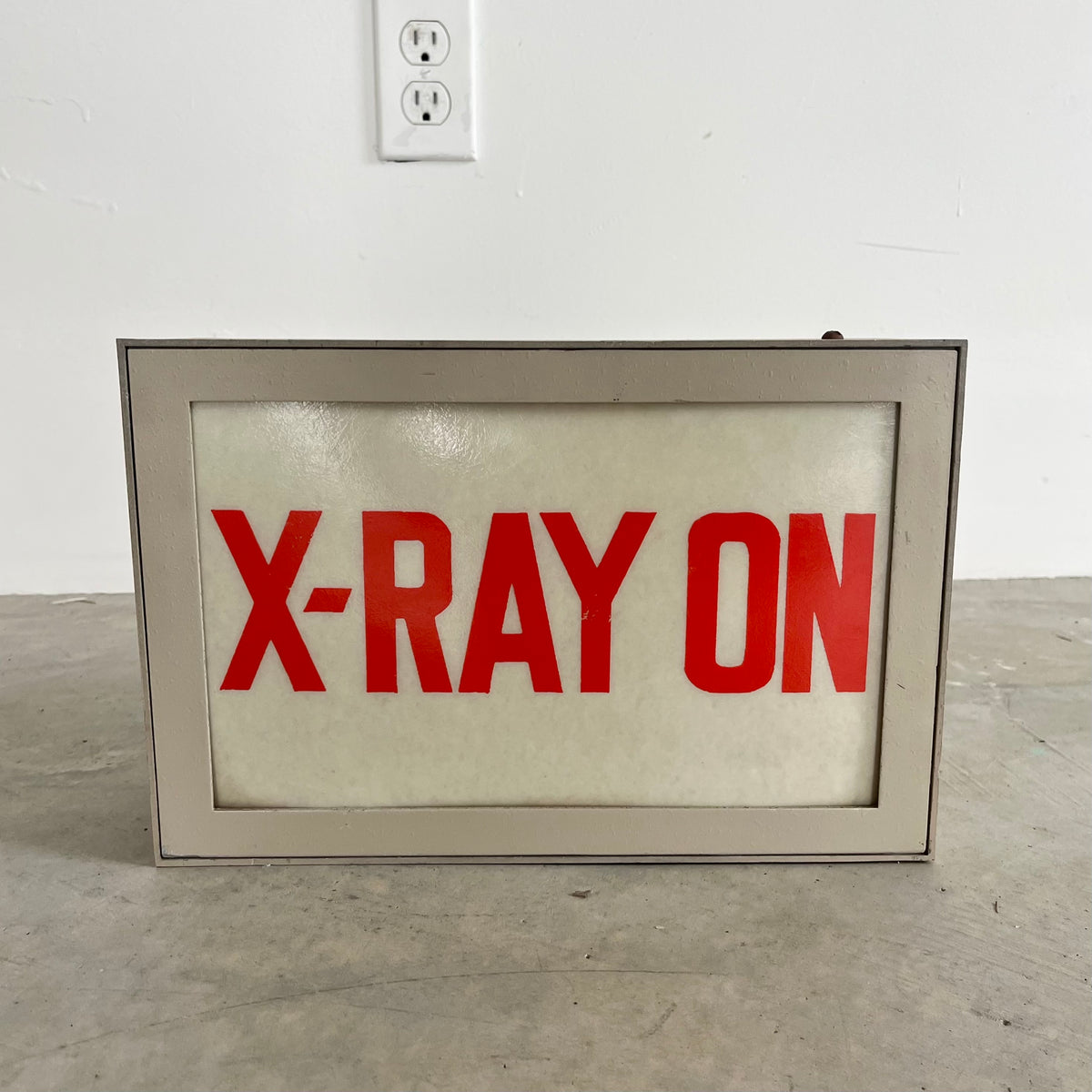 Illuminated "X- RAY ON" Sign